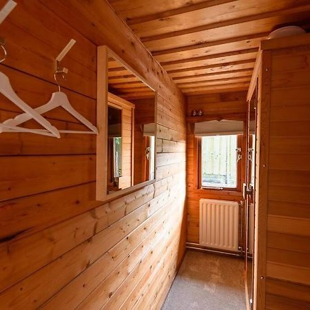 Spacious Wooden Cottage With Infra-Red Sauna At Veluwe Putten Bagian luar foto