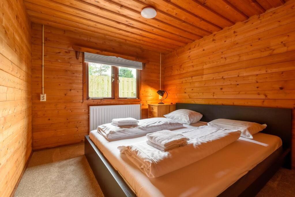 Spacious Wooden Cottage With Infra-Red Sauna At Veluwe Putten Bagian luar foto