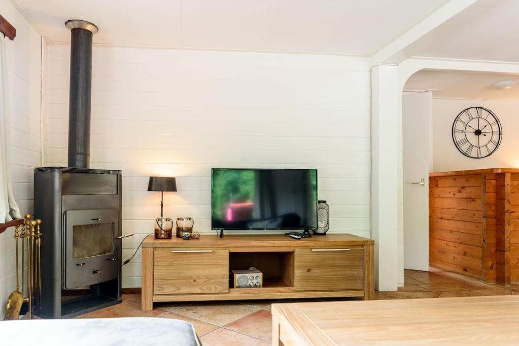 Spacious Wooden Cottage With Infra-Red Sauna At Veluwe Putten Bagian luar foto