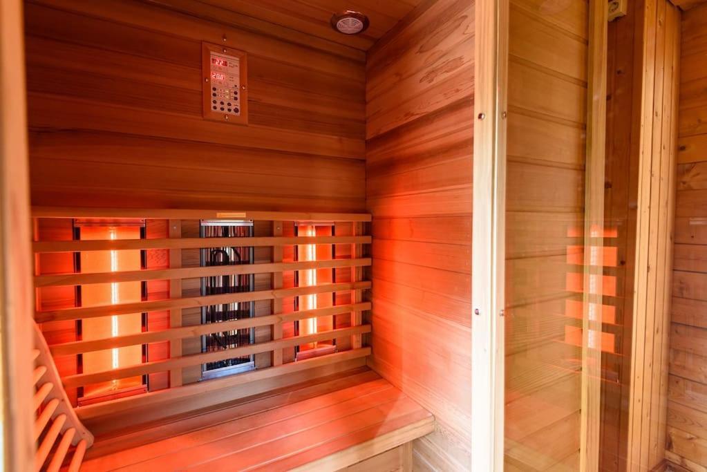 Spacious Wooden Cottage With Infra-Red Sauna At Veluwe Putten Bagian luar foto