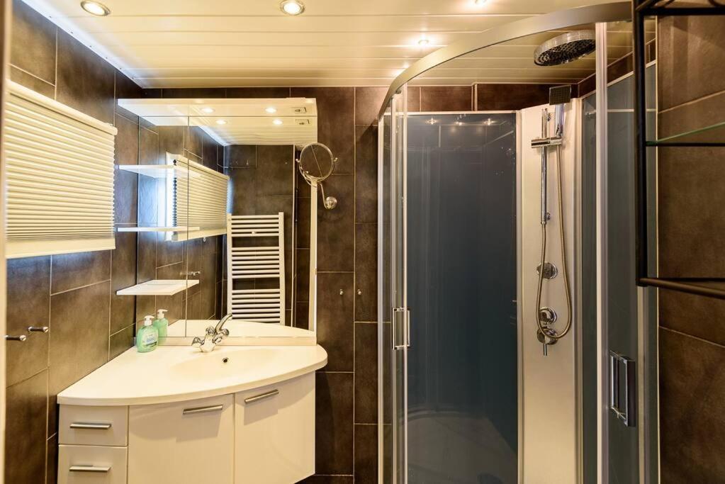 Spacious Wooden Cottage With Infra-Red Sauna At Veluwe Putten Bagian luar foto