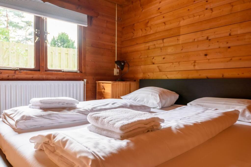 Spacious Wooden Cottage With Infra-Red Sauna At Veluwe Putten Bagian luar foto