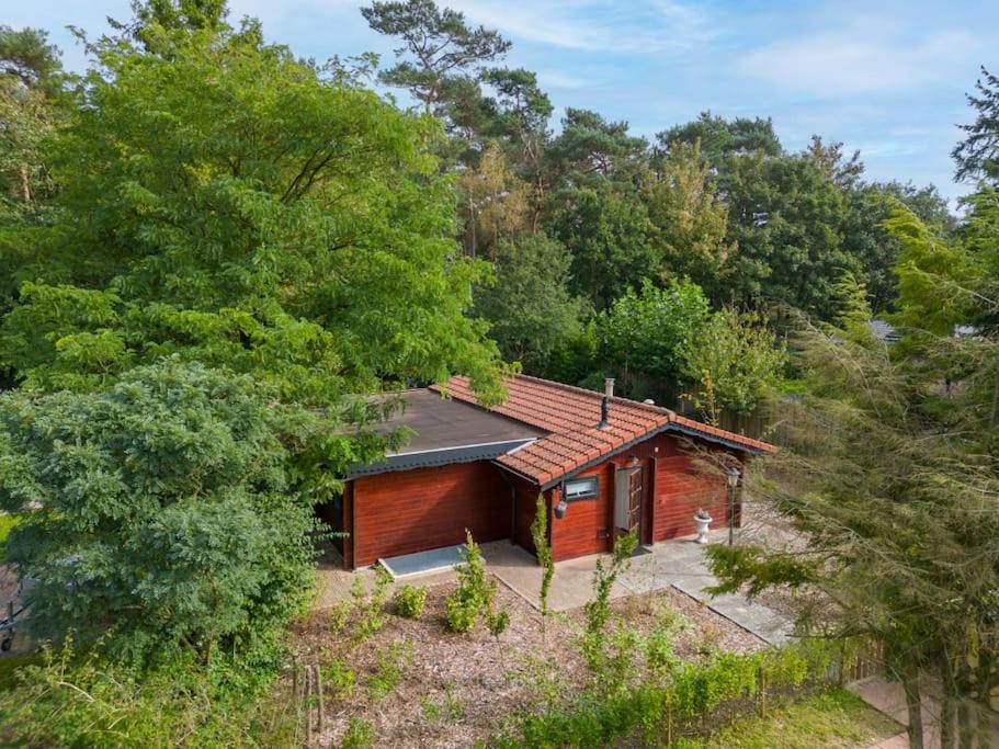 Spacious Wooden Cottage With Infra-Red Sauna At Veluwe Putten Bagian luar foto