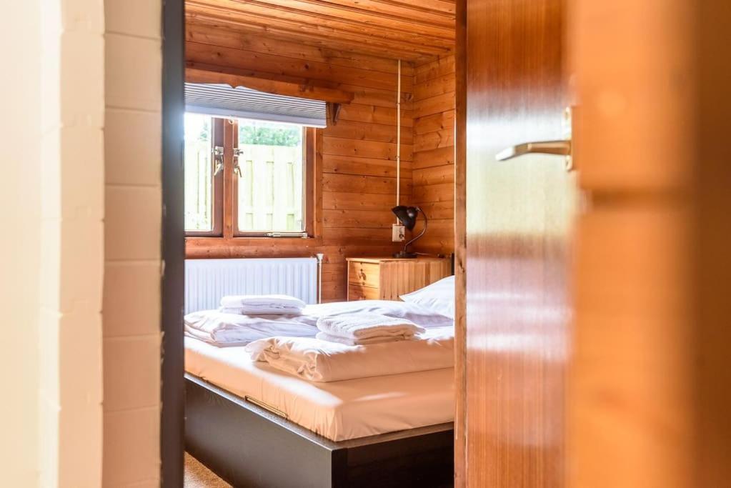 Spacious Wooden Cottage With Infra-Red Sauna At Veluwe Putten Bagian luar foto