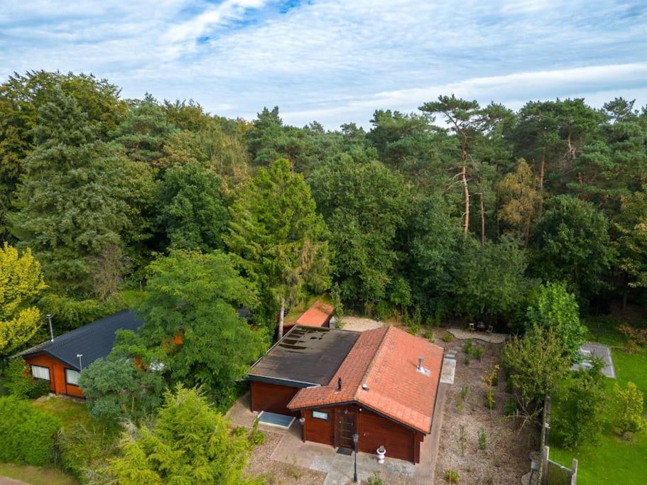 Spacious Wooden Cottage With Infra-Red Sauna At Veluwe Putten Bagian luar foto