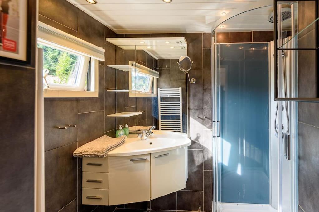 Spacious Wooden Cottage With Infra-Red Sauna At Veluwe Putten Bagian luar foto