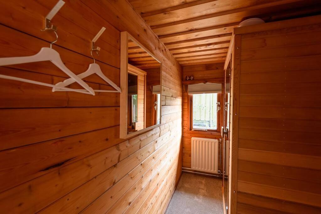Spacious Wooden Cottage With Infra-Red Sauna At Veluwe Putten Bagian luar foto